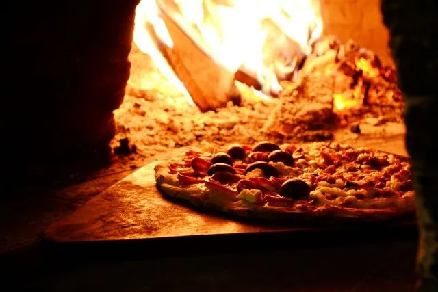 Pizza bacon olives au feu de bois
